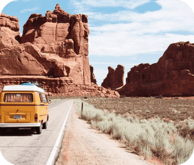 Фото жовтого автобуса, що їде по дорозі