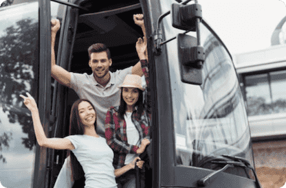 Фото трьох молодих людей біля автобуса