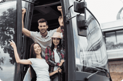 Фото трьох молодих людей біля автобуса